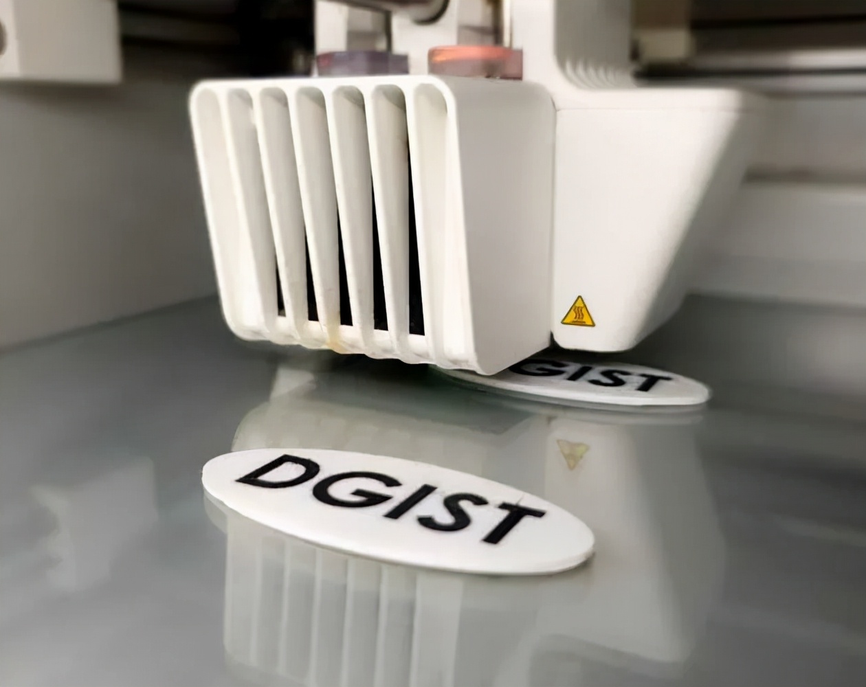 采用導(dǎo)電碳纖維復(fù)合材料3D打印內(nèi)置溫度傳感器的壓力傳感器