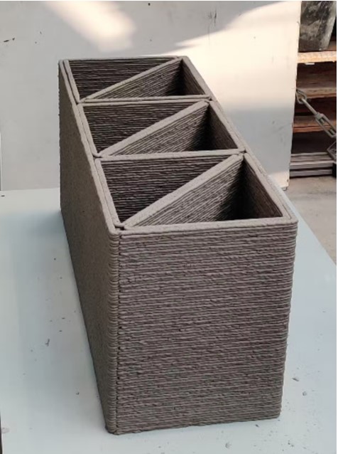 灰色混凝土結(jié)構(gòu)，使用3D打印工藝預(yù)制的建筑圍護(hù)結(jié)構(gòu)