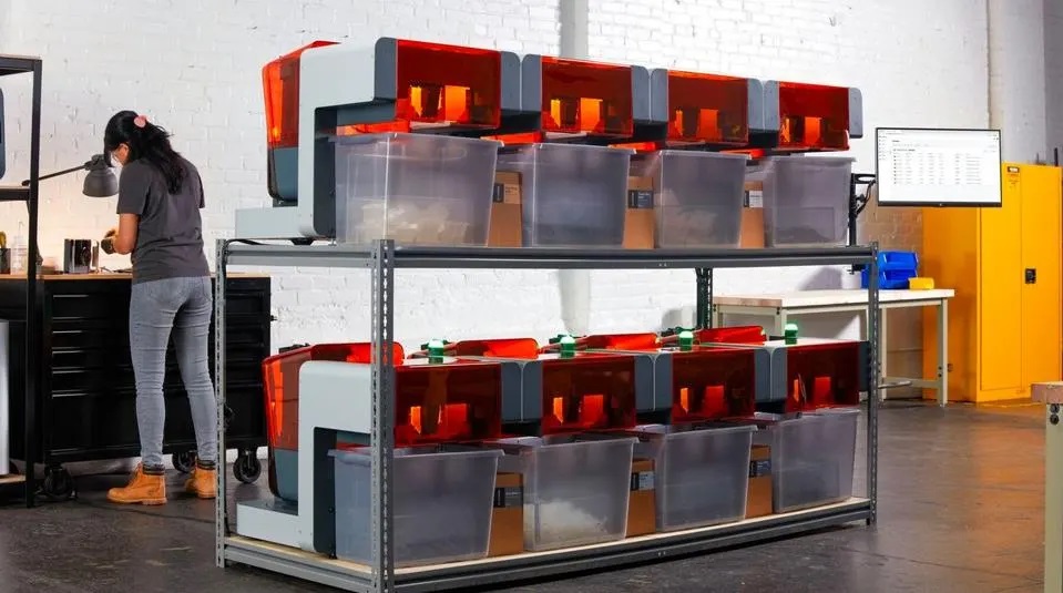 3D 打印機制造商 Formlabs 于2023 年推出了 Form Auto，可自動移除成品零件